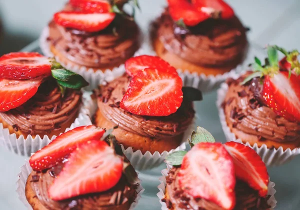 Hembakade Cupcakes Dekorerade Med Färska Jordgubbar — Stockfoto