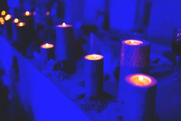 Hochzeitstisch Mit Brennenden Kerzen — Stockfoto