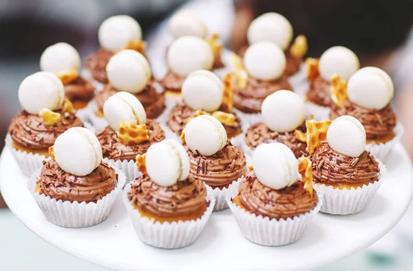 Cupcakes Caseiros Decorados Com Macaroons Travessa — Fotografia de Stock