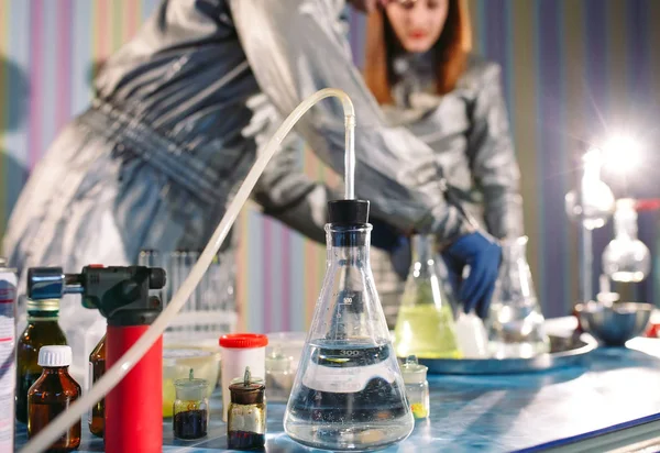Esperimenti Laboratorio Chimica Condurre Esperimento Laboratorio — Foto Stock