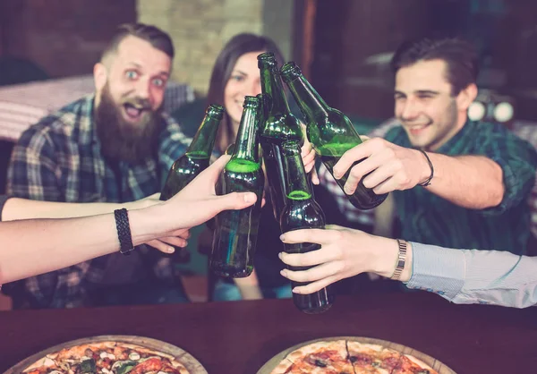 Amigos Tomando Una Copa Bar Están Sentados Una Mesa Madera —  Fotos de Stock