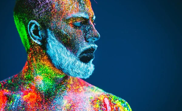 コンセプトです ひげを生やした男の肖像画 男は紫外線の粉で描かれています — ストック写真