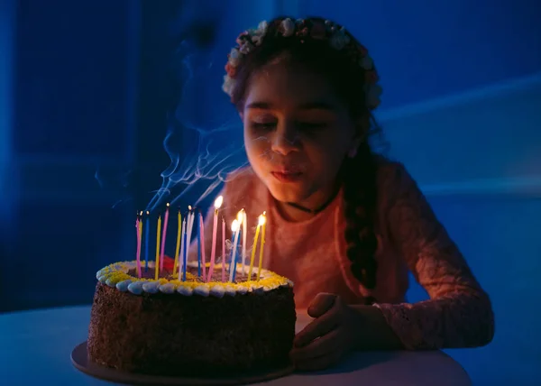 Geburtstag Ein Kleines Süßes Mädchen Bläst Kerzen Auf Dem Herd — Stockfoto