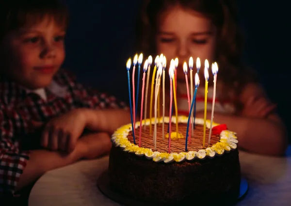 Kinder Verjaardag Kinderen Buurt Van Een Verjaardagstaart Met Kaarsen — Stockfoto