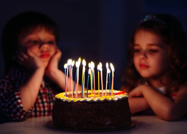 Kindergeburtstag Kinder Neben Einer Geburtstagstorte Mit Kerzen — Stockfoto