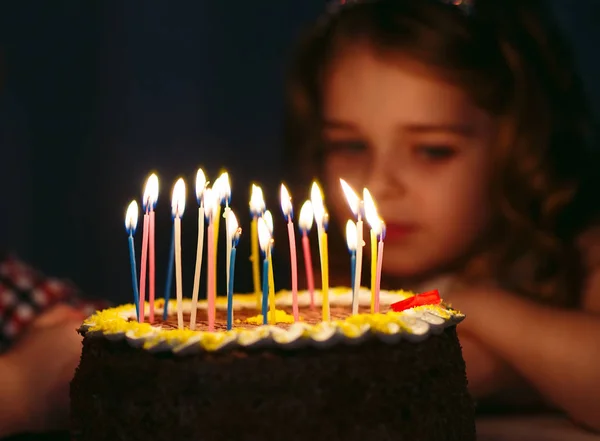 Kindergeburtstag Kinder Neben Einer Geburtstagstorte Mit Kerzen — Stockfoto