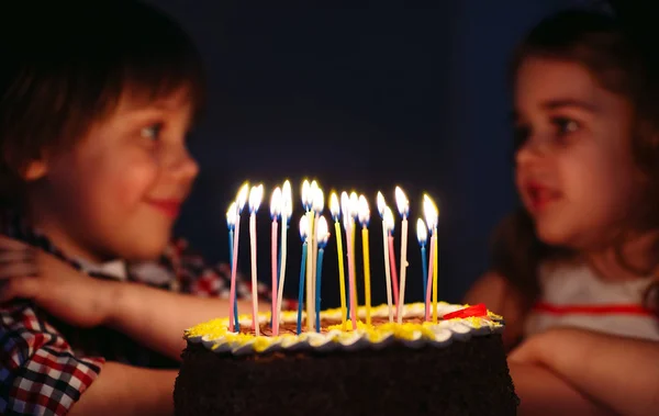 Kinder Verjaardag Kinderen Buurt Van Een Verjaardagstaart Met Kaarsen — Stockfoto