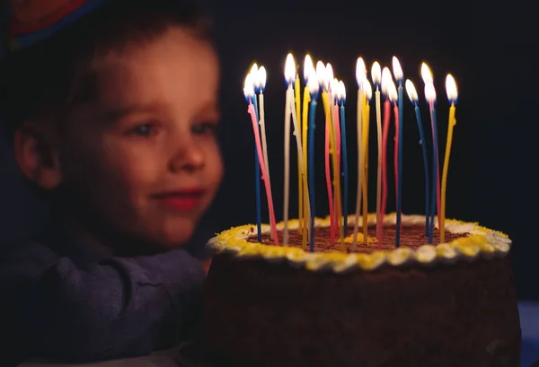 Geburtstag Ein Kleiner Junge Bläst Kerzen Auf Dem Herd Aus — Stockfoto