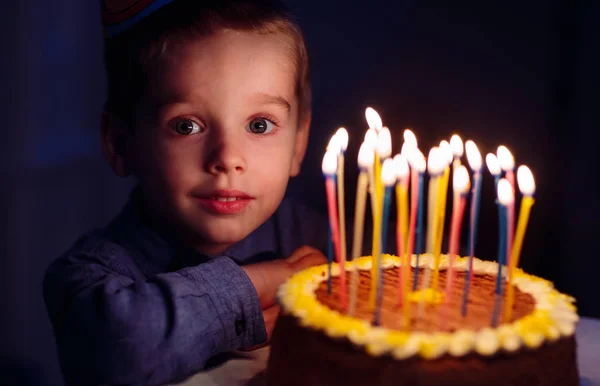 День Народження Маленький Хлопчик Вибухає Свічки Каміні — стокове фото