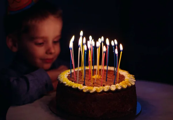 Doğum Günü Küçük Bir Çocuk Stoke Mumlar Üfler — Stok fotoğraf