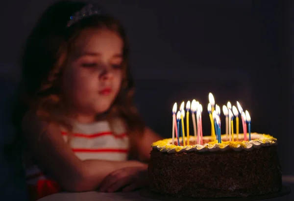 Porträtt Lilla Vackra Flicka Med Födelsedagstårta — Stockfoto