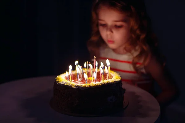 Födelsedag Liten Söt Flicka Blåser Ljus Stoke — Stockfoto