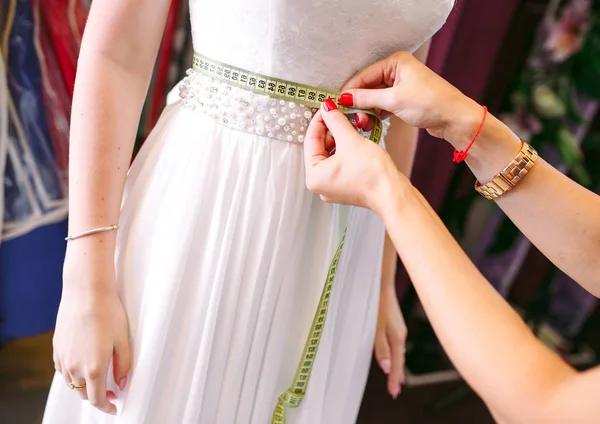 Frau Probiert Hochzeitskleid Geschäft Mit Weiblicher Assistentin — Stockfoto