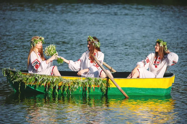 Midsummer Fiatal Lányok Nemzeti Jelmezek Vitorla Egy Csónakban Amely Díszített — Stock Fotó