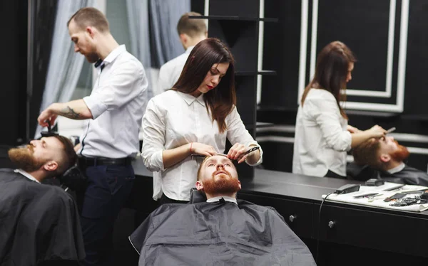 Hombres Confiados Visitando Estilistas Peluquería — Foto de Stock