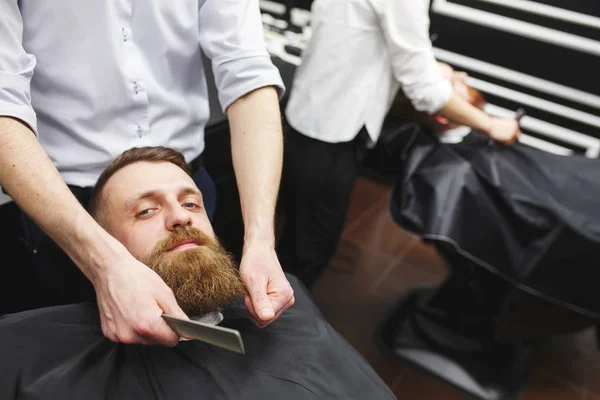 Homens Confiantes Visitando Cabeleireiros Barbearia — Fotografia de Stock