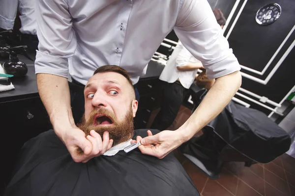 Homem Barbudo Com Medo Está Sentado Uma Barbearia — Fotografia de Stock