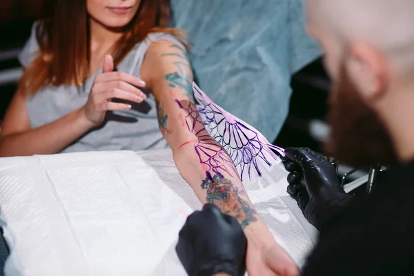 Szakmai Tattooist Teszi Tetoválás Egy Lány — Stock Fotó