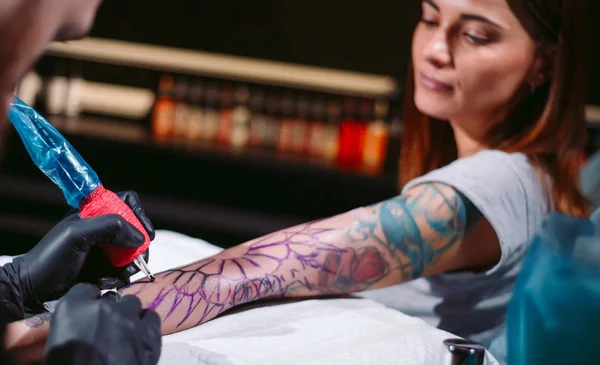 Tatuaggio Professionale Artista Tatuaggio Sulla Mano Una Giovane Ragazza — Foto Stock