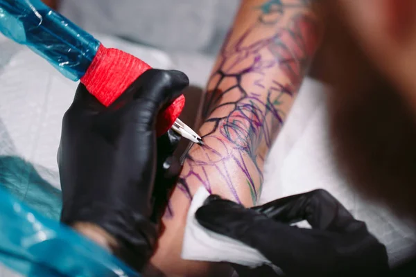 Професійний Художник Татуювання Робить Татуювання Руці Молодої Дівчини — стокове фото