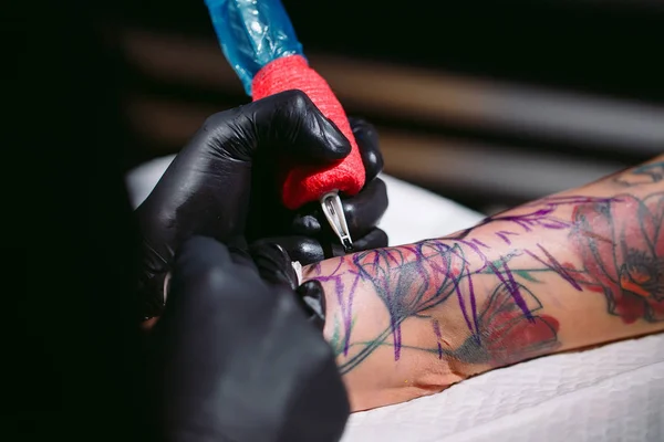 Professzionális Tetováló Művész Teszi Tetoválás Egy Fiatal Lány Kezét — Stock Fotó