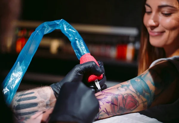 Professzionális Tetováló Művész Teszi Tetoválás Egy Fiatal Lány Kezét — Stock Fotó