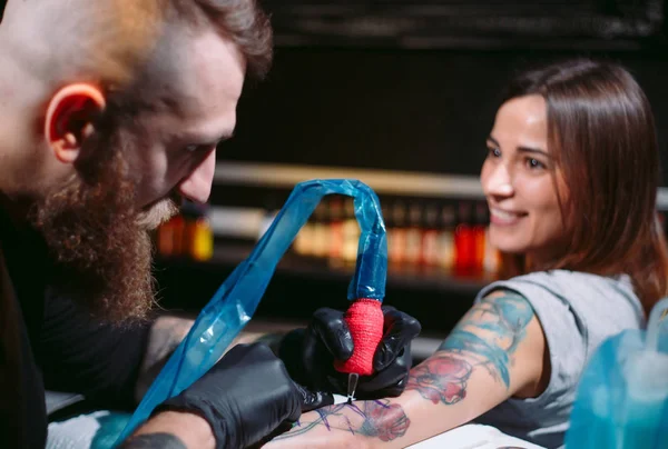 Tatuaggio Professionale Artista Tatuaggio Sulla Mano Una Giovane Ragazza — Foto Stock