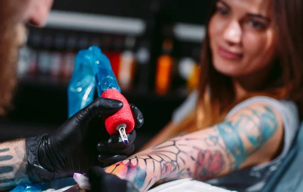 Artista Tatuagem Profissional Faz Uma Tatuagem Mão Uma Jovem — Fotografia de Stock