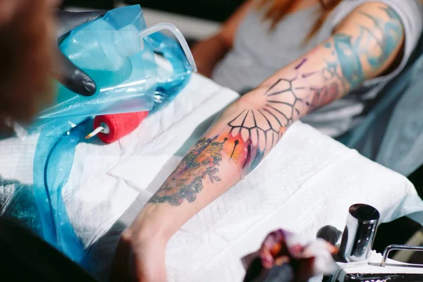 Tatuaggio Professionale Artista Tatuaggio Sulla Mano Una Giovane Ragazza — Foto Stock