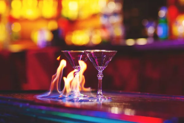 Barman Visa Bartendern Häller Alkoholhaltiga Drinkar — Stockfoto