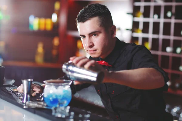 Bartendern Hälla Färska Cocktail Tjusiga Glas — Stockfoto