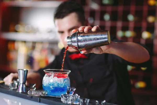 Barman Verse Cocktail Mooie Glas Gieten — Stockfoto