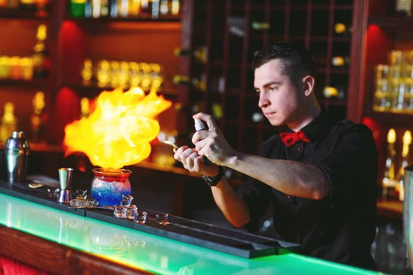 Bartender Gör Heta Cocktail — Stockfoto