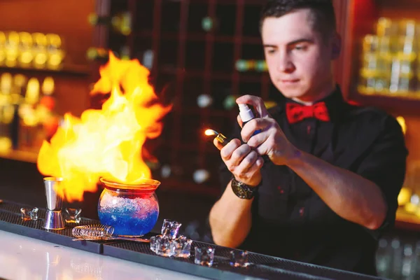 Bartender Gör Heta Cocktail — Stockfoto