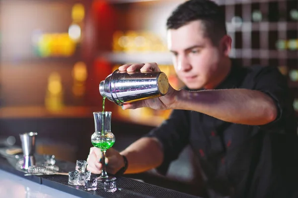 Bartendern Hälla Färska Cocktail Tjusiga Glas — Stockfoto