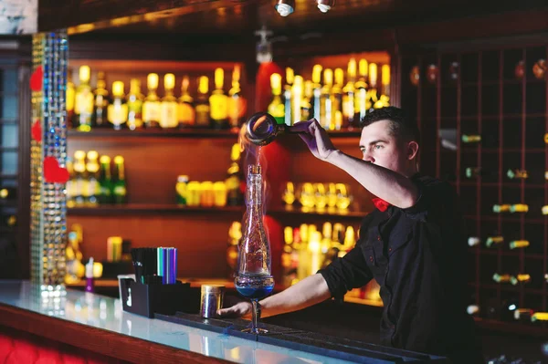 Barman Horký Koktejl — Stock fotografie