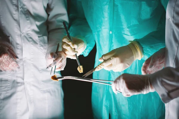 Nahaufnahme Von Chirurgen Die Medizinische Instrumente Der Hand Halten Der — Stockfoto