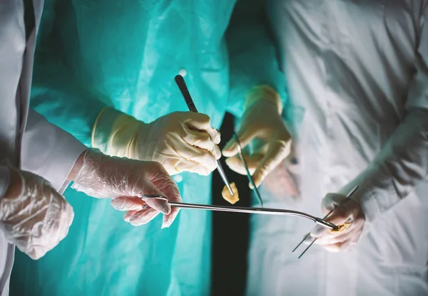 医療機器を保持している外科医の手のクローズ アップ 外科医により操作 — ストック写真