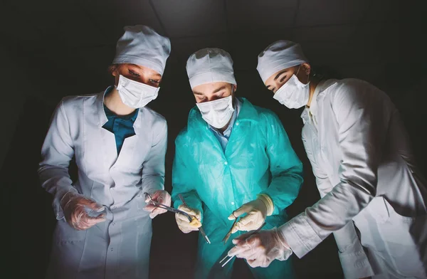 Cirujano Hace Una Operación Cuarto Oscuro —  Fotos de Stock