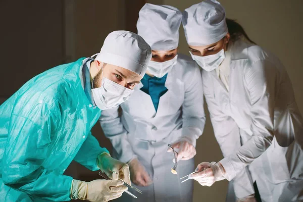 Der Chirurg Führt Eine Operation Durch — Stockfoto