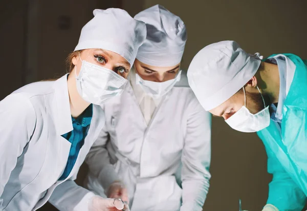 Der Chirurg Führt Eine Operation Durch — Stockfoto