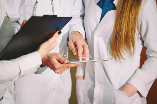 Lékaři Diskutovat Pacienta Kardiogram Tabletu — Stock fotografie