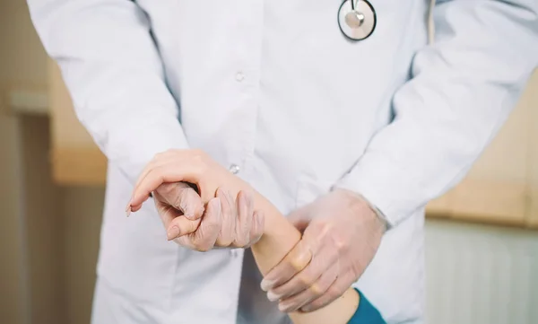 Médico Sosteniendo Mano Chica —  Fotos de Stock