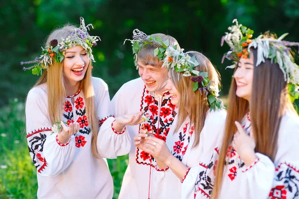 Hochsommer Eine Gruppe Junger Menschen Slawischen Aussehens Bei Der Mittsommerfeier — Stockfoto