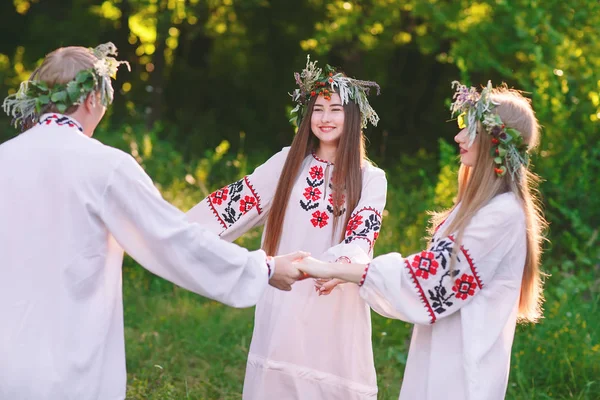 Letní Slunovrat Skupina Mladých Lidí Slovanských Vystoupení Oslavu Letního Slunovratu — Stock fotografie