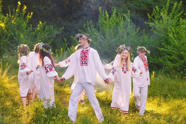 Midsommar Grupp Ungdomar Slaviska Utseende Vid Firandet Midsommar — Stockfoto