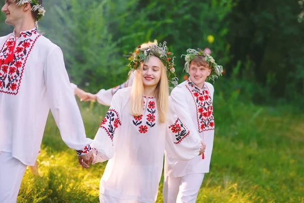 Letní Slunovrat Skupina Mladých Lidí Slovanských Vystoupení Oslavu Letního Slunovratu — Stock fotografie