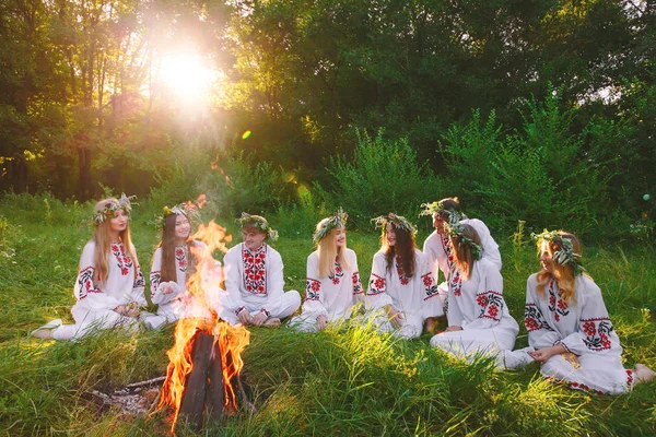 Midsommar Gruppen Ungdomar Slaviska Utseende Sitter Runt Lägereld — Stockfoto