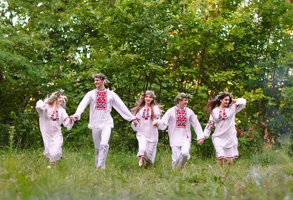 Midsommar Personer Kördes Slaviska Kläder — Stockfoto