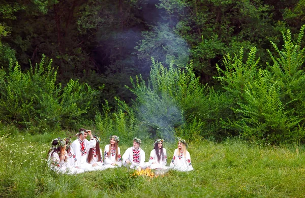 Midsommar Ungdomar Slaviska Kläder Sitter Skogen Nära Elden — Stockfoto